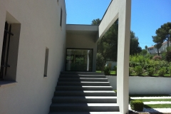 Escalier extérieur en béton ciré gris